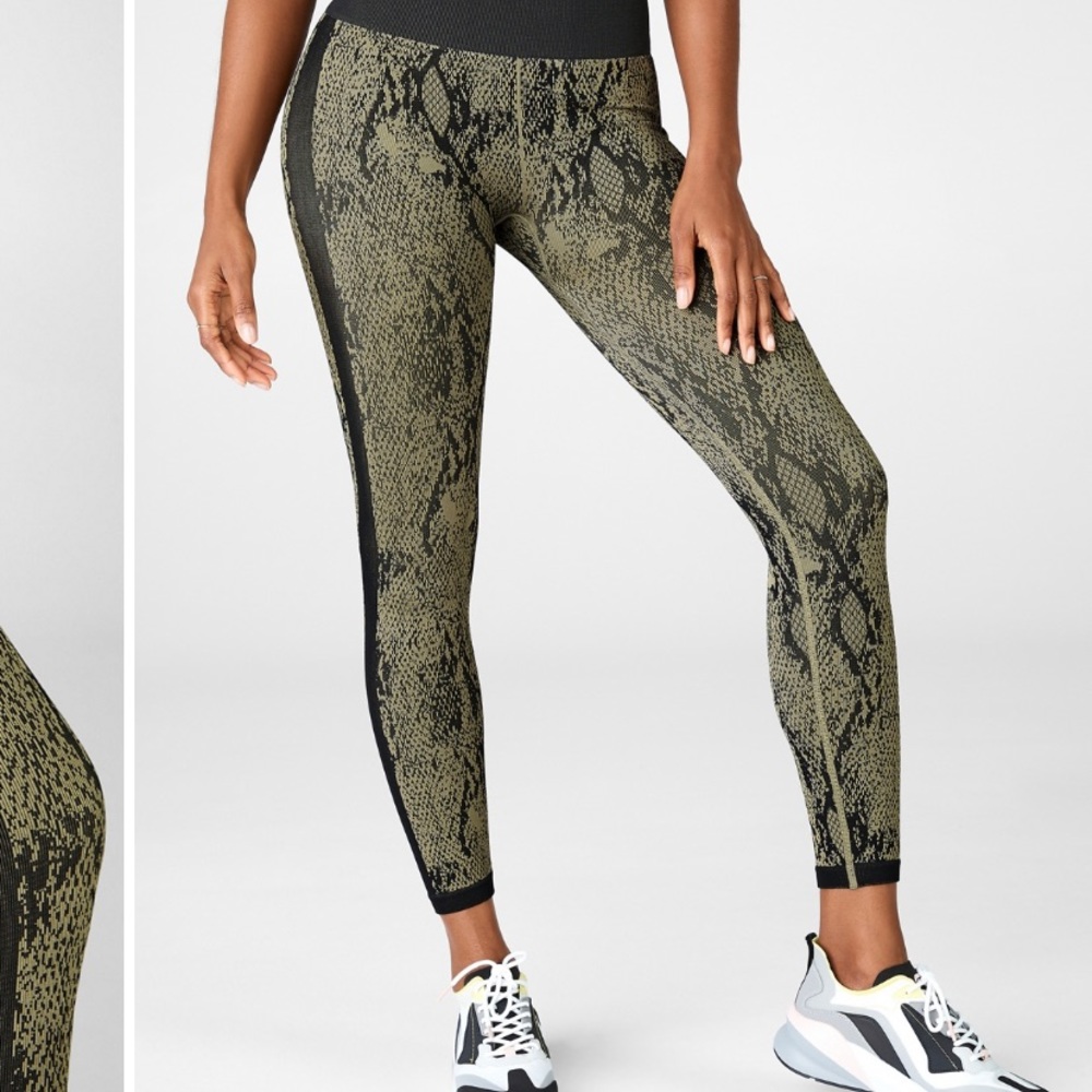 Fabletics seamless snakeskin 7/8 legging